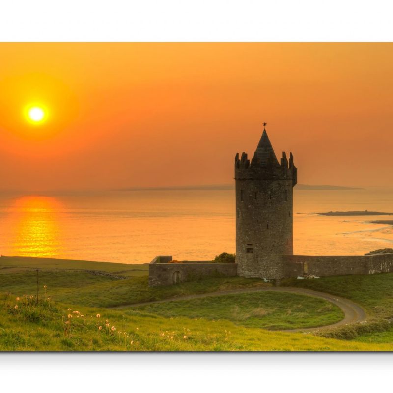 Naturfotografie  Doonegore Castle im Sonnenuntergang, Irland – Leinwandbild