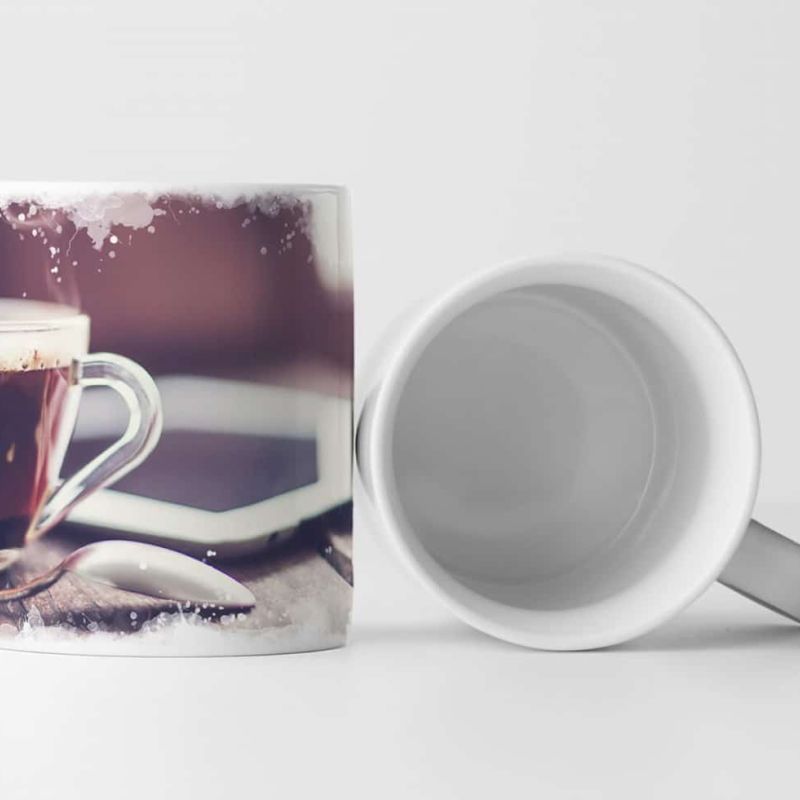 Tasse Geschenk Food-Fotografie – Dampfender Kaffeebecher mit Tablet