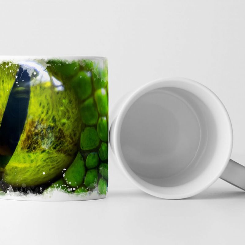 Tasse Geschenk Tierfotografie – Detailaufnahme eines Auges der grünen Pythonschlange