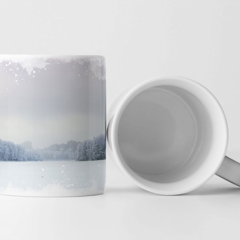 Tasse Geschenk Landschaftsfotografie – Weite Schneeebene am Waldrand