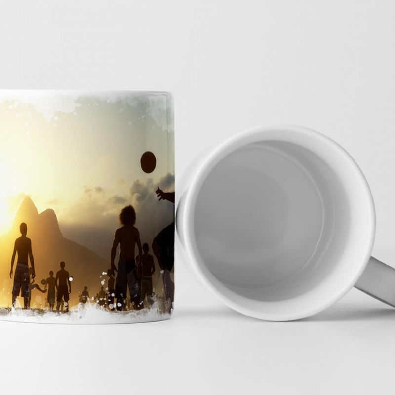 Tasse Geschenk Landschaftsfotografie – Fußballspiel am Strand