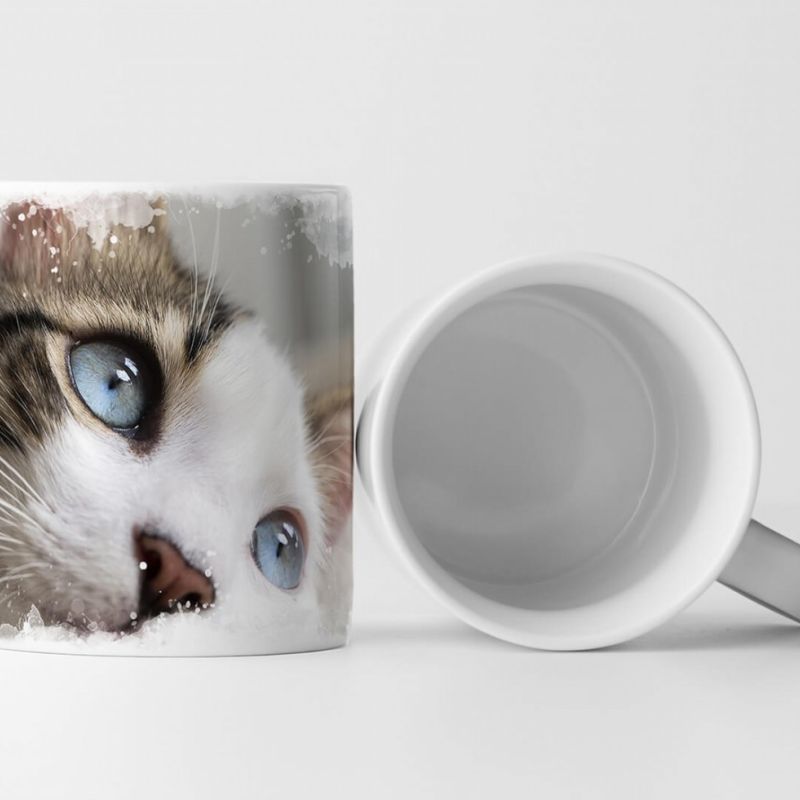 Tasse Geschenk Tierfotografie – Süßes liegendes Kätzchen mit blauen Augen