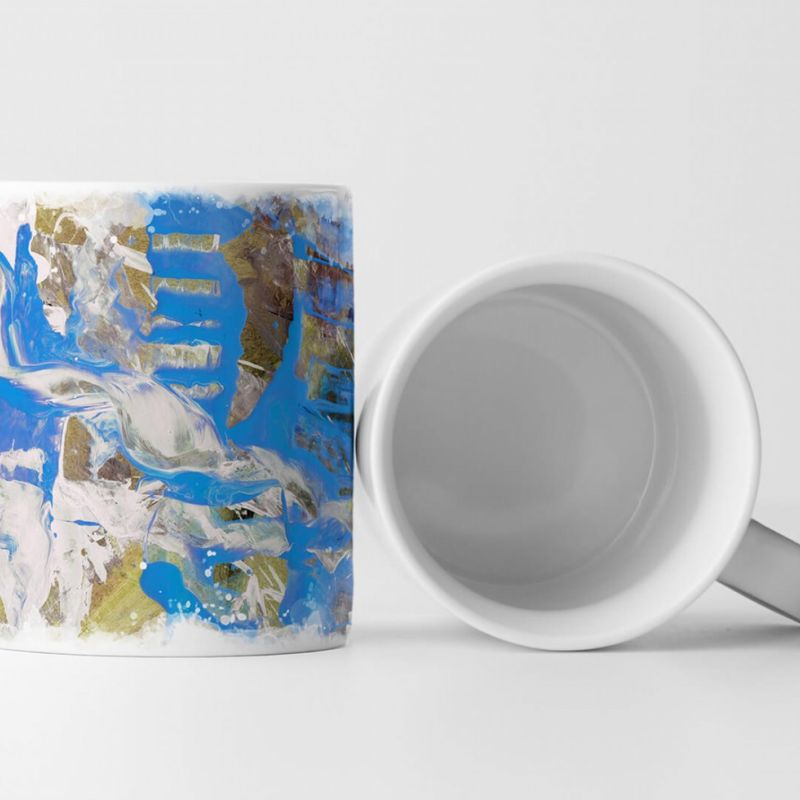 Tasse Geschenk auffälliges persenningblau etwas vermischt mit weiß, auf dunkel-khaki farbigen Hinter