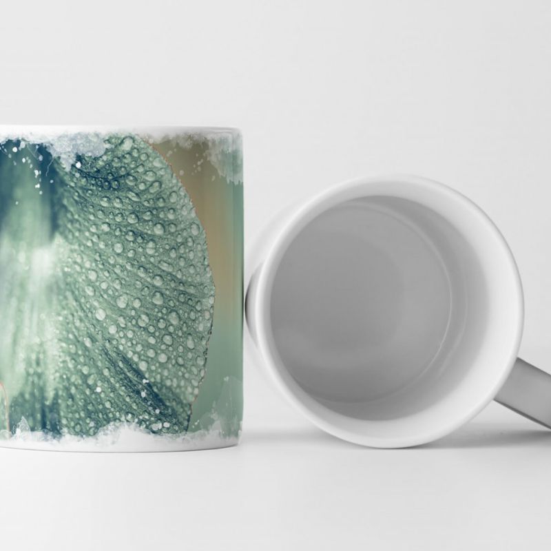 Tasse Geschenk Naturfotografie – nasse Irisblüte mit Regentropfen