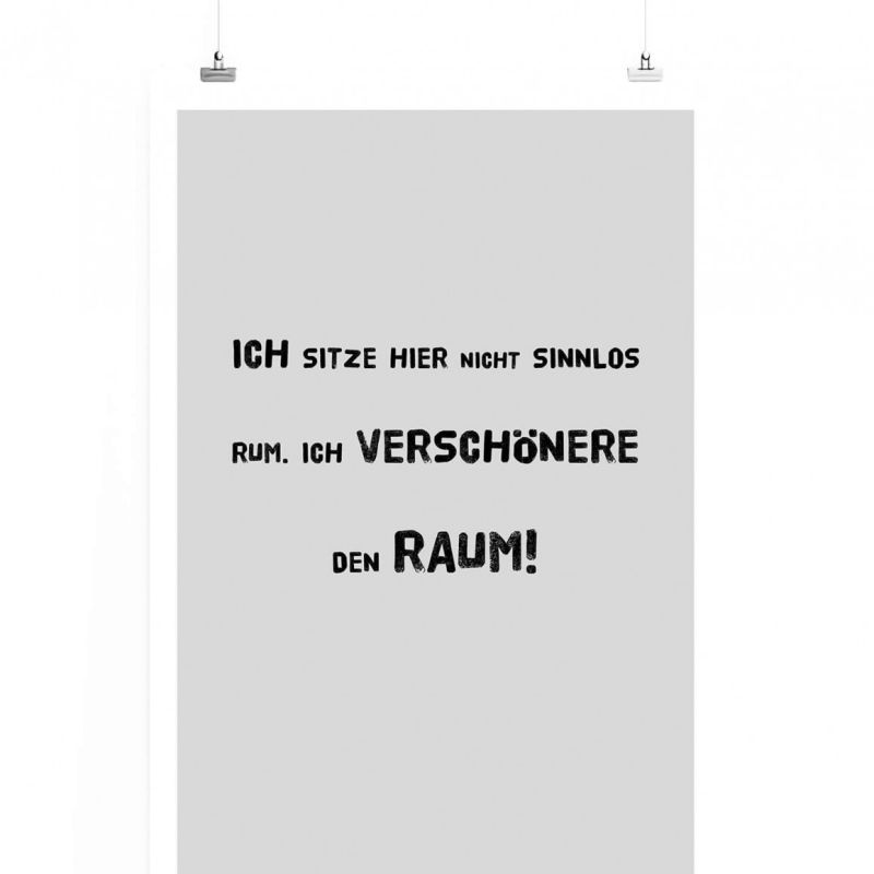 Poster in 60x90cm – Ich sitze hier nicht sinnlos herum. Ich verschönere den Raum!