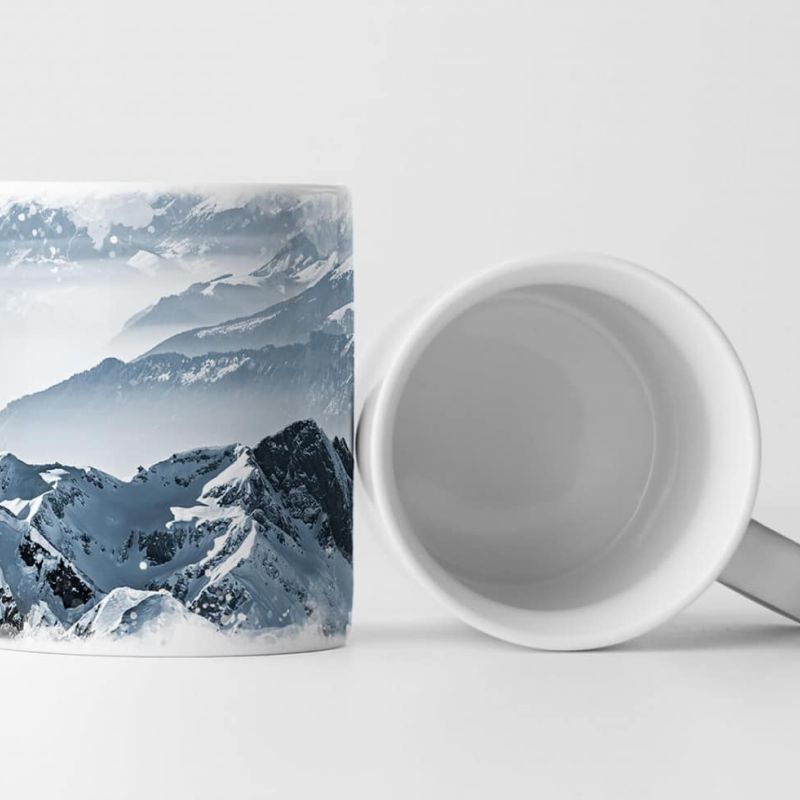 Tasse Geschenk Landschaftsfotografie – Schweizer Alpen mit Schnee und Nebel