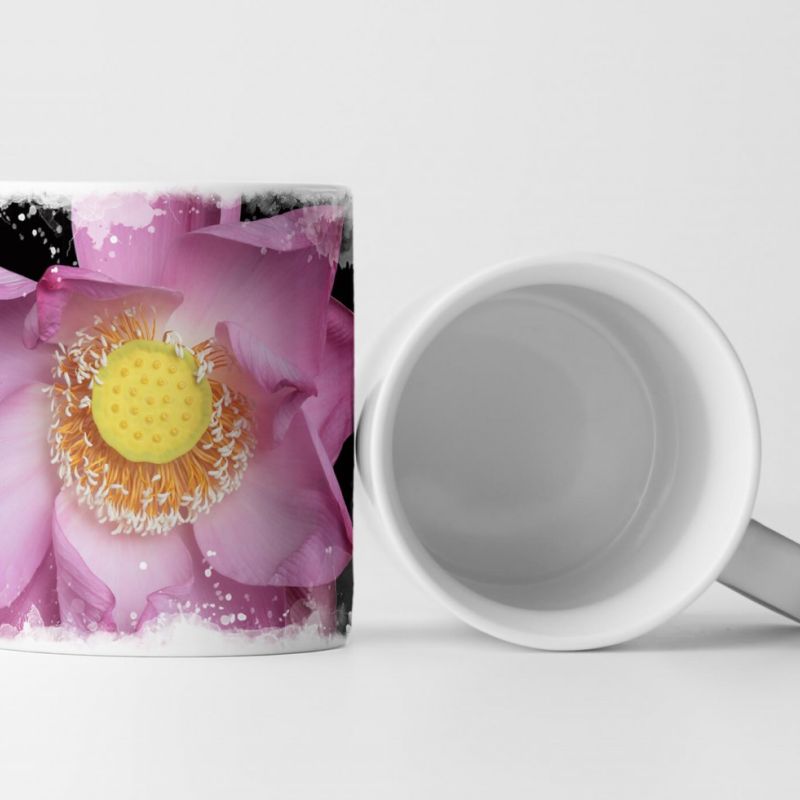 Tasse Geschenk Naturfotografie – Rosa Blume vor schwarzem Grund