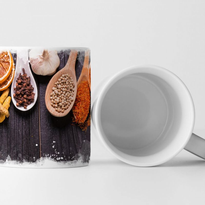 Tasse Geschenk Food-Fotografie – Holzlöffel mit verschiedenen Gewürzen