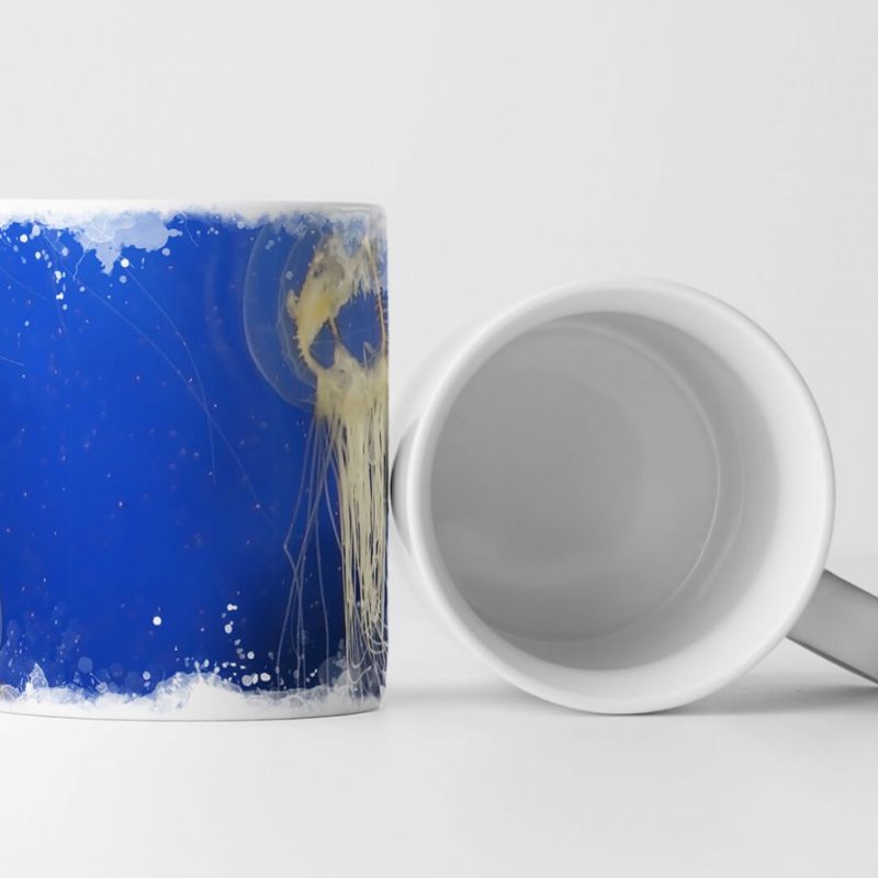 Tasse Geschenk Tierfotografie – Schwimmende Quallen auf blauem Hintergrund