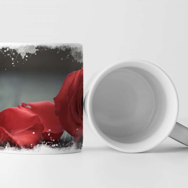 Tasse Geschenk Künstlerische Fotografie – Rote Rose mit Blütenblättern