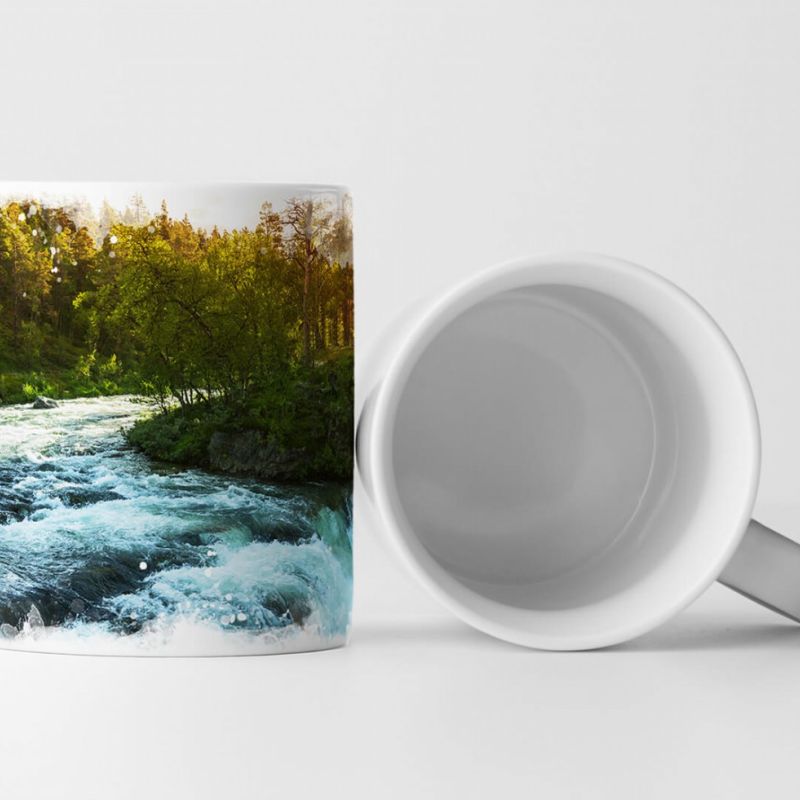 Tasse Geschenk Landschaftsfotografie – Norwegischer Waldfluss in der Sonne