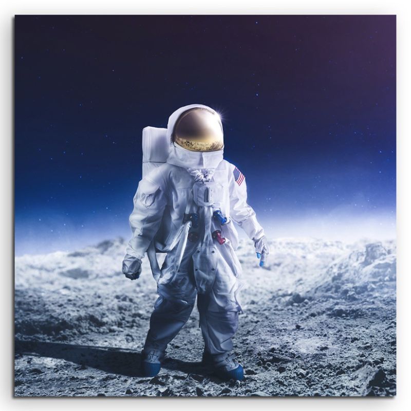 Astronaut in Mondlandschaft vor blauem Himmel auf Leinwand