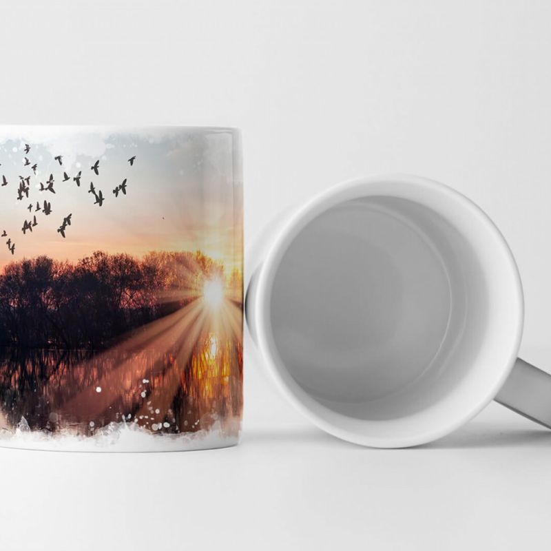 Tasse Geschenk Landschaftsfotografie – Vogelschwarm über einem See bei Sonnenuntergang