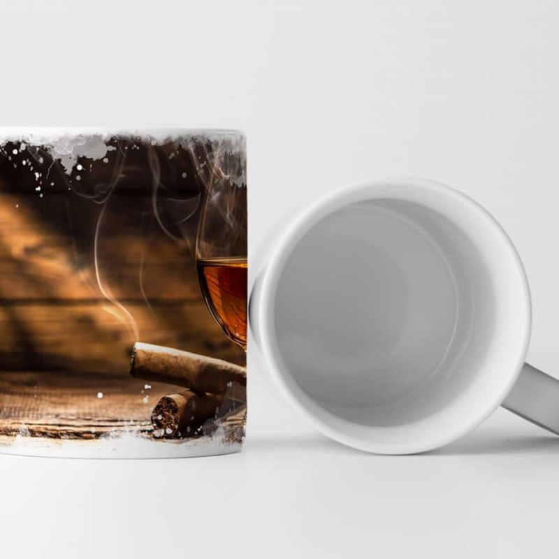 Tasse Geschenk Fotografie – Whiskey und rauchende Zigarre auf einem Holztisch