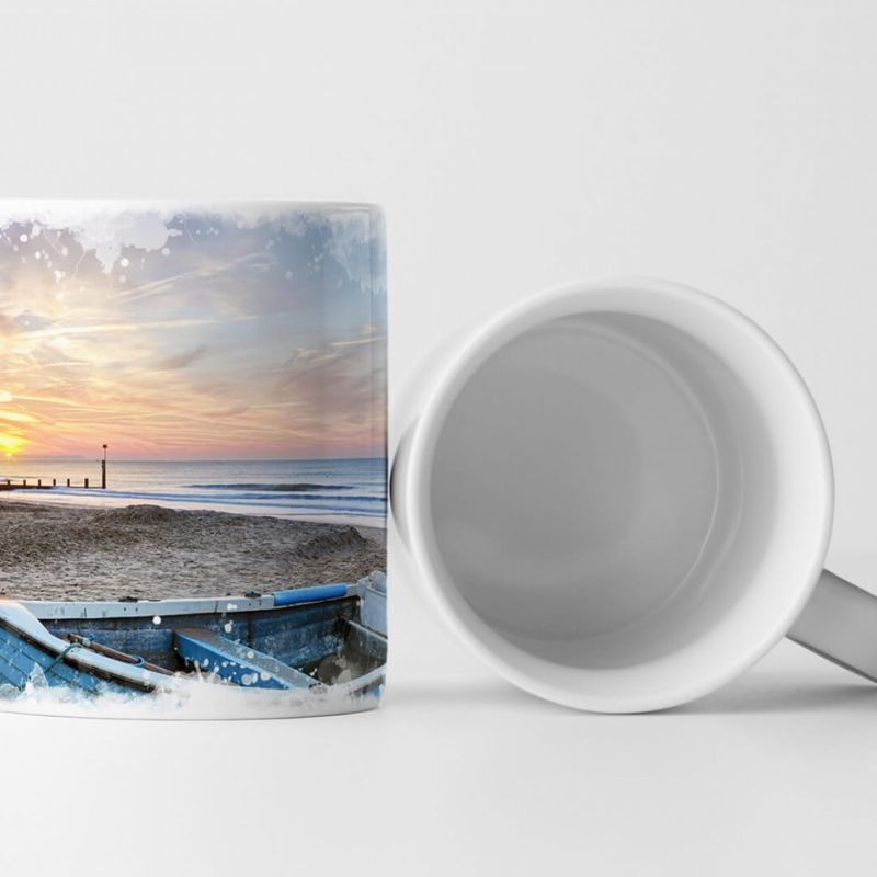 Tasse Geschenk Landschaftsfotografie –  Hellblaues Holzboot am Strand