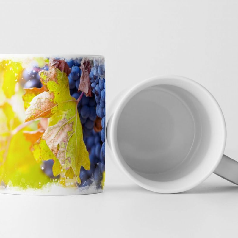 Tasse Geschenk Naturfotografie – Blaue Weintrauben mit gelben Blättern