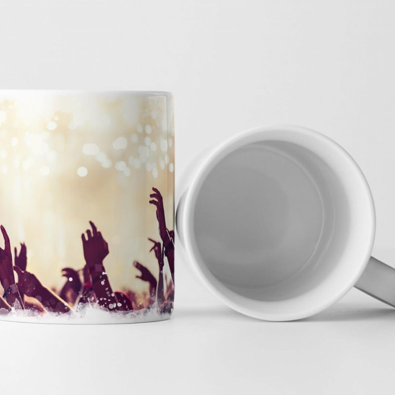 Tasse Geschenk Künstlerische Fotografie – Publikum bei Konzert mit Lichtern