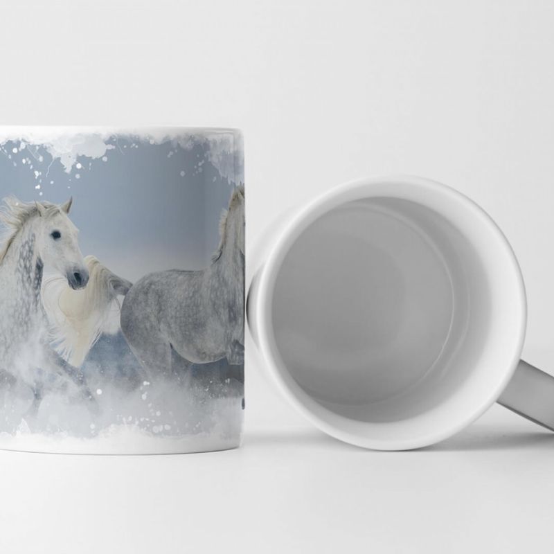 Tasse Geschenk Tierfotografie – Galoppierende Schimmel im Schnee