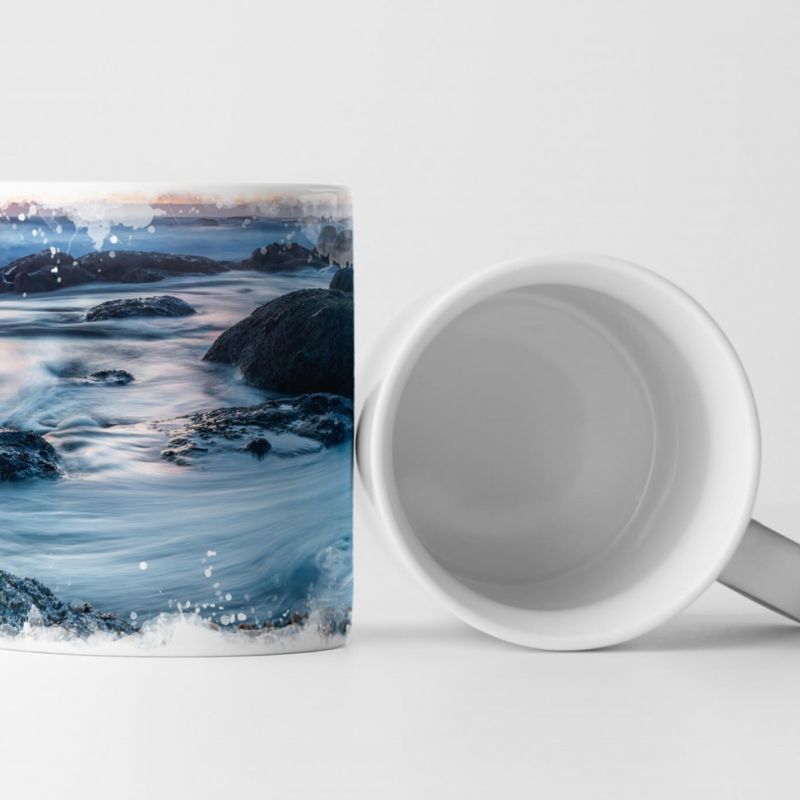 Tasse Geschenk Naturfotografie – Ozeanwasser fließt um Steine am Strand