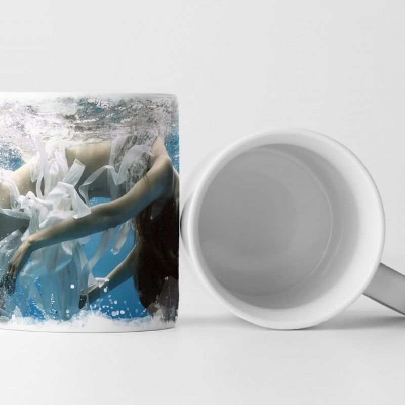 Tasse Geschenk Fotografie – Mädchen mit weißen Bändern unter Wasser