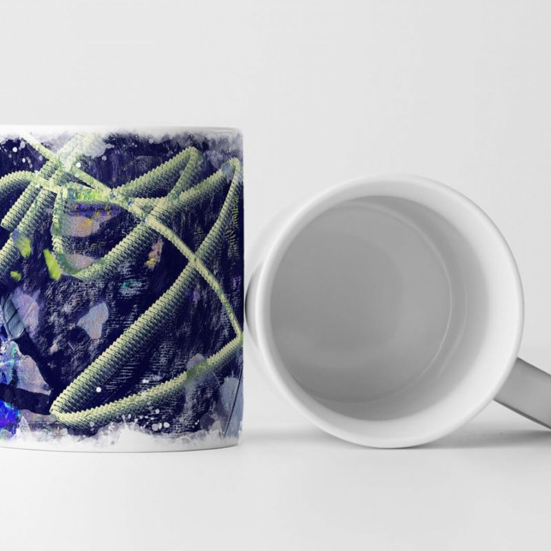 Tasse Geschenk dunkelblau, distel farbiger Hintergrund, hellgrüne Abstraktionen