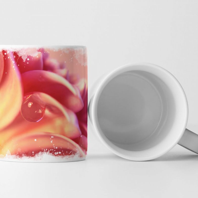 Tasse Geschenk Naturfotografie – Detailaufnahme Wassertropfen auf pinker Blume