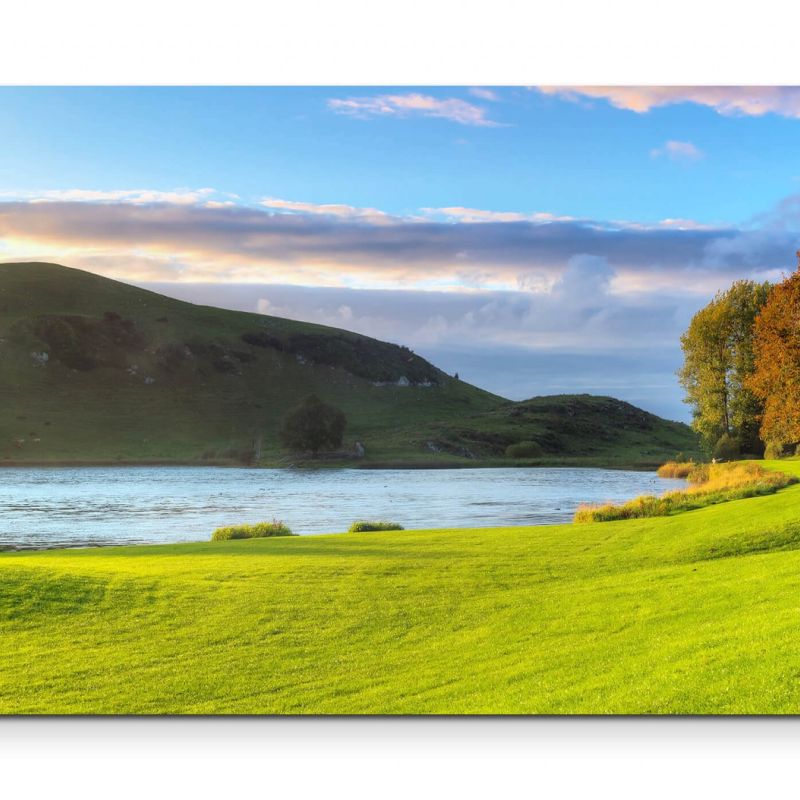 Landschaftsfotografie  Grüne Wiesen und Wälder mit See – Leinwandbild