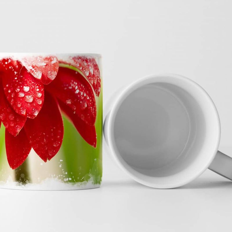 Tasse Geschenk Naturfotografie – Rote Blumen über Wasseroberfläche