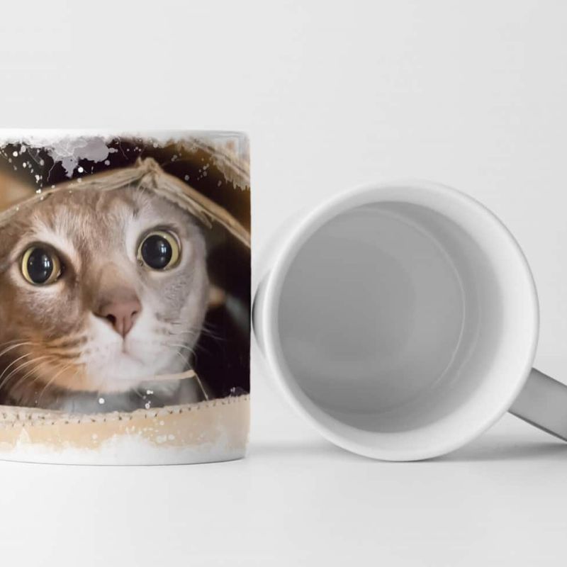 Tasse Geschenk Tierfotografie  – Katze spielt in einem Karton