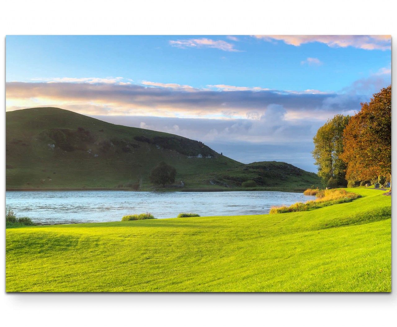 Landschaftsfotografie  Grüne Wiesen und Wälder mit See – Leinwandbild