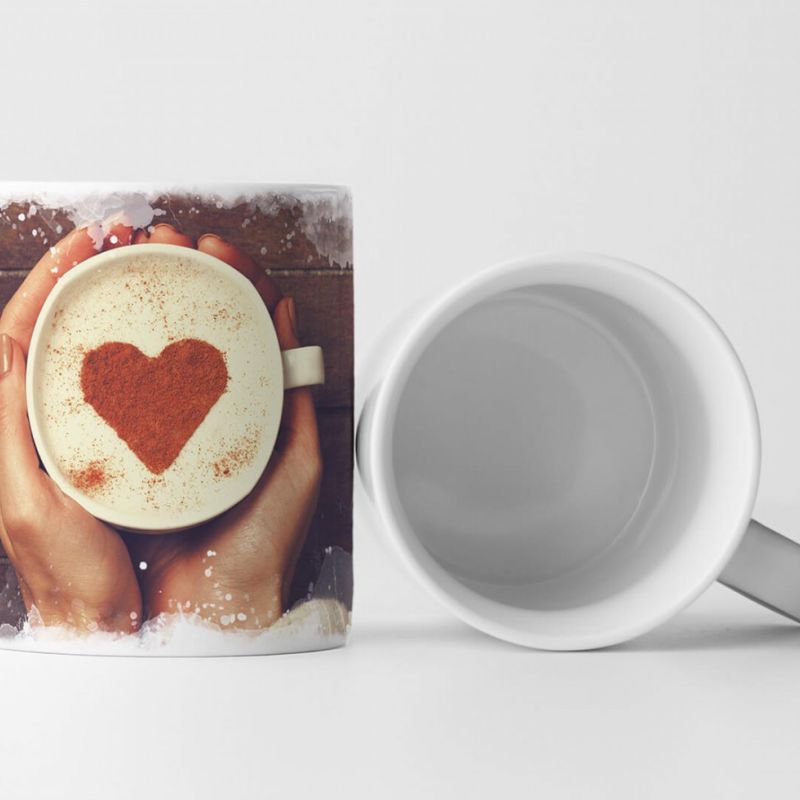 Tasse Geschenk Food-Fotografie – Frauenhände mit einem Kaffeebecher