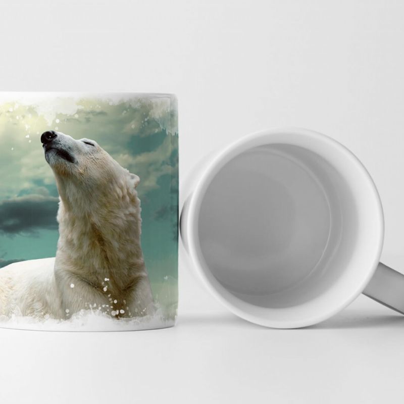 Tasse Geschenk Tierfotografie – Sitzender weißer Eisbär mit Himmel