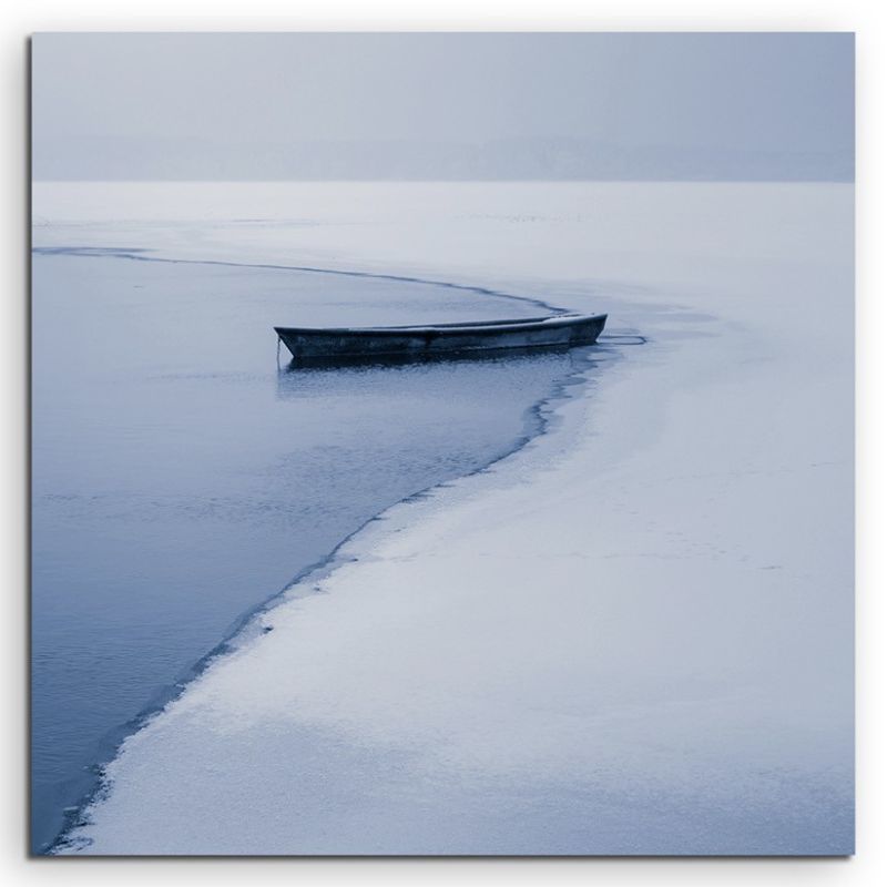 Landschaftsfotografie –   Einsames Boot am eingefrorenen See auf Leinwand