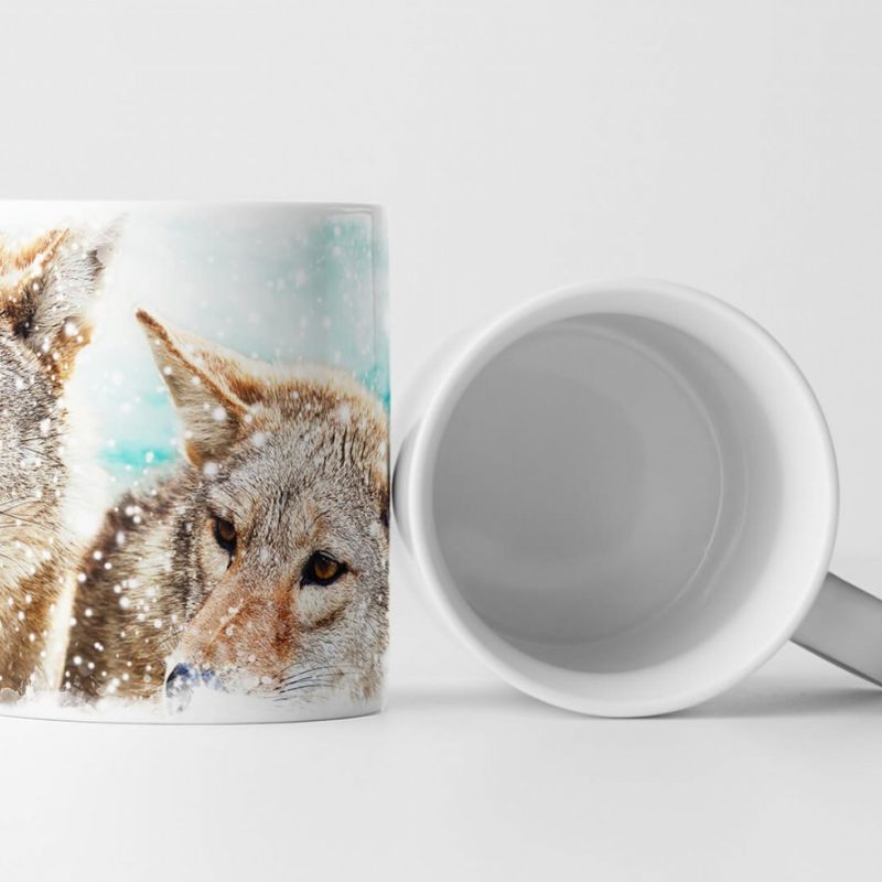 Tasse Geschenk Tierfotografie – Kojotepaar im blauen Winterhimmel