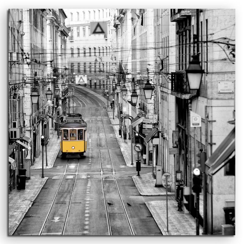 Naturfotografie –  Gelbe Straßenbahn in Lissabon, Portugal auf Leinwand