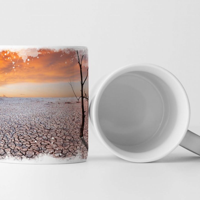 Tasse Geschenk Landschaftsfotografie – Einsamer Baum auf verdorrter Erde