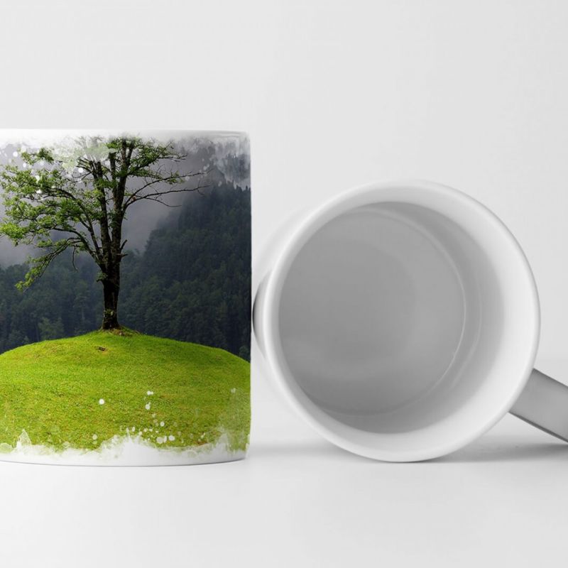 Tasse Geschenk Landschaftsfotografie – Einsamer Baum auf Wiesenhügel