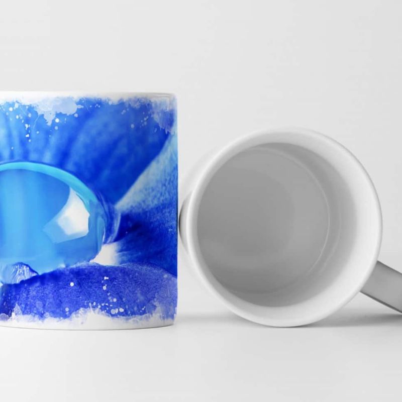 Tasse Geschenk Naturfotografie – Blaue Blüte mit Tautropfen