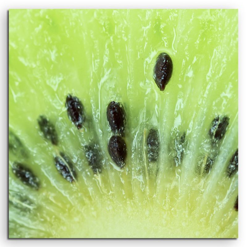 Food-Fotografie – Aufgeschnittene Kiwi in Großaufnahme auf Leinwand