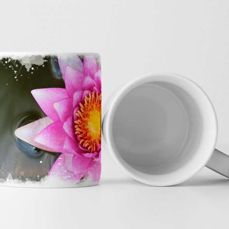 Tasse Geschenk Naturfotografie – Pinke Lotusblume im grauen Hintergrund