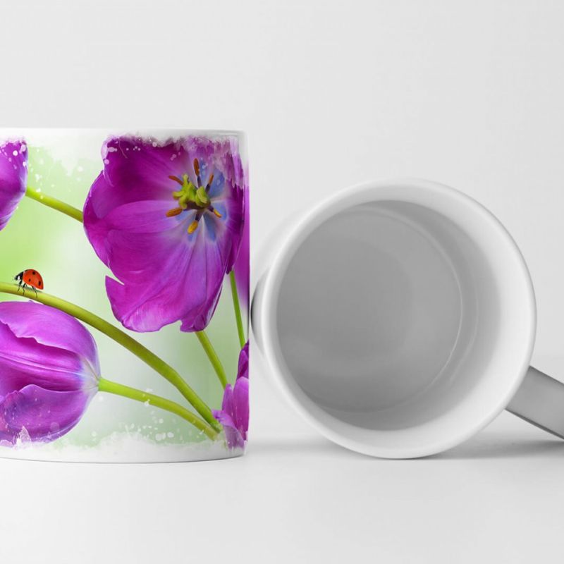 Tasse Geschenk Naturfotografie – Lila Tulpen mit Schmetterling