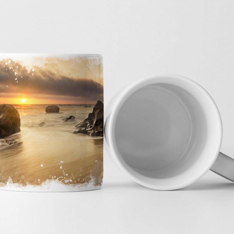 Tasse Geschenk Landschaftsfotografie – Sonnige Küste mit dramatischen Wolken