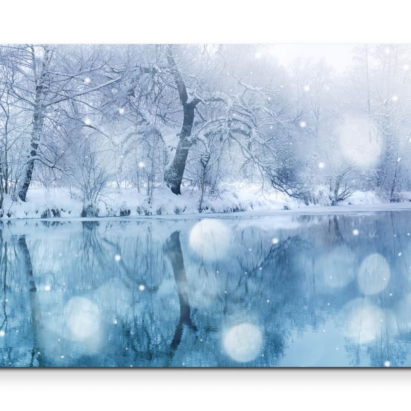 Fotografie  Winterlandschaft mit Fluss und Schneefall – Leinwandbild