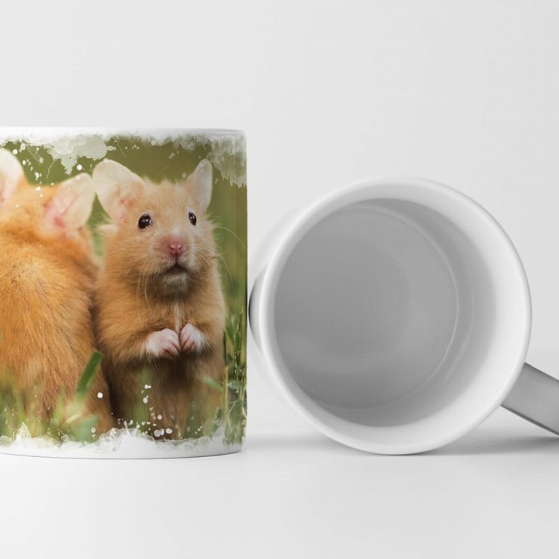 Tasse Geschenk Tierfotografie – Zwei syrische Goldhamster auf einer Wiese