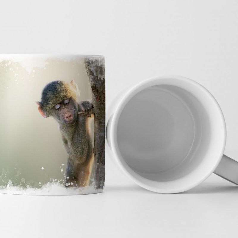 Tasse Geschenk Tierfotografie – Babyäffchen spielt im Baum