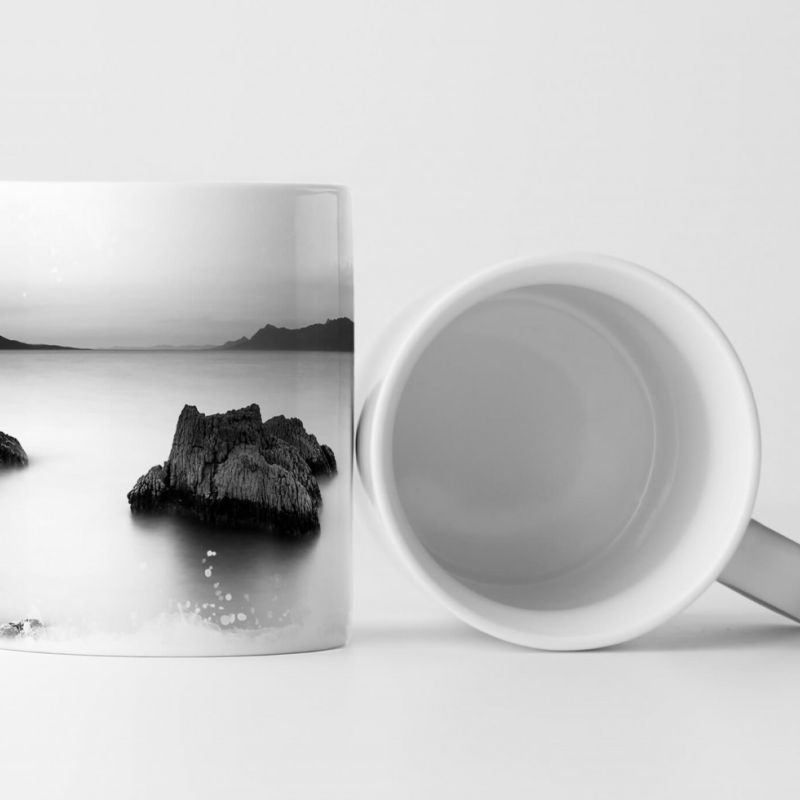 Tasse Geschenk Naturfotografie in Schwarz weiß –  Nebel über einem See