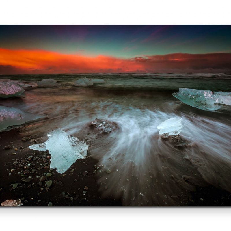 Wellen und Eisblöcke am schwarzen Strand – Leinwandbild