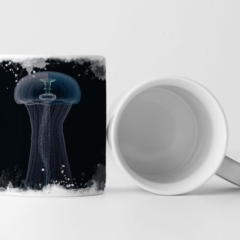 Tasse Geschenk Illustration – Zarte transparente Qualle in der Dunkelheit