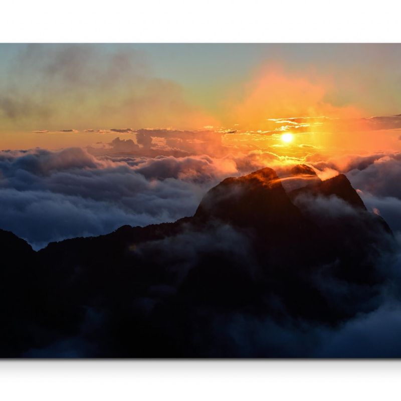 Berge im Sonnenuntergang mit Nebel  – Leinwandbild