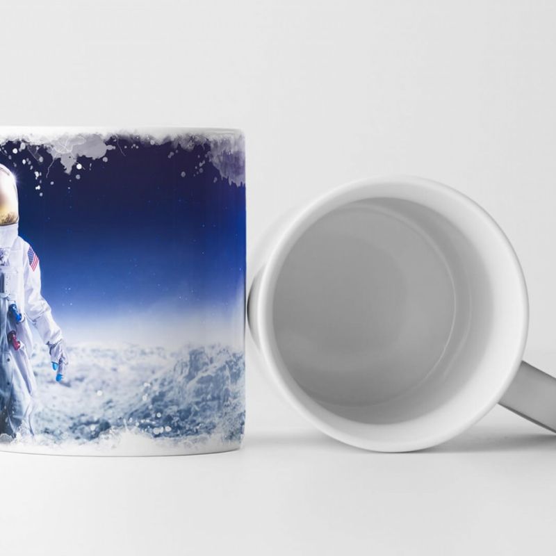 Tasse Geschenk Astronaut in Mondlandschaft vor blauem Himmel